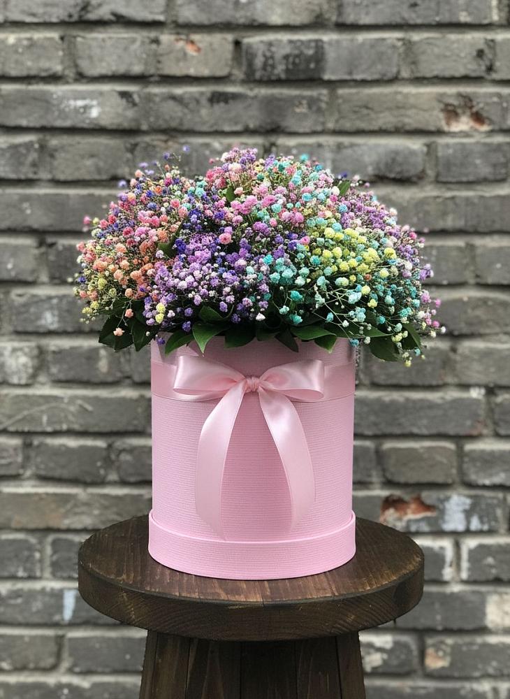 Цветочная композиция из Гипсофила и Розы в шляпной коробке в Новоалександровске