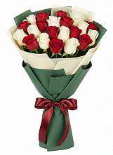 Букет Микс из красных и белых роз в Новоалександровске