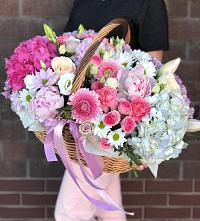 Композиция солнечный день в Новоалександровске Цветочная композиция из Розы, Хризантемы, Пионы и Лизиантусы в корзине в Новоалександровске