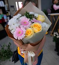 Букет цветов из:  Герберы, Розы и Хризантемы в Новоалександровске