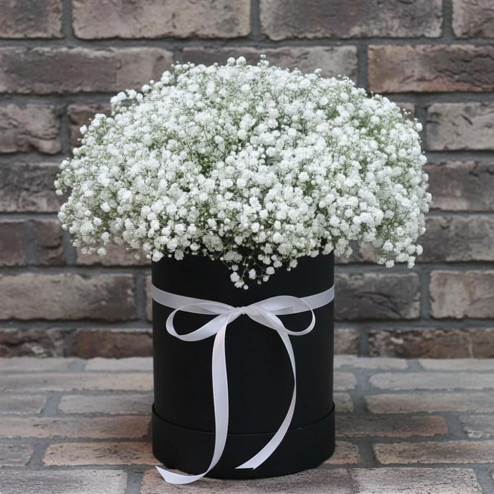 Цветочная композиция из Гипсофила в шляпной коробке в Новоалександровске