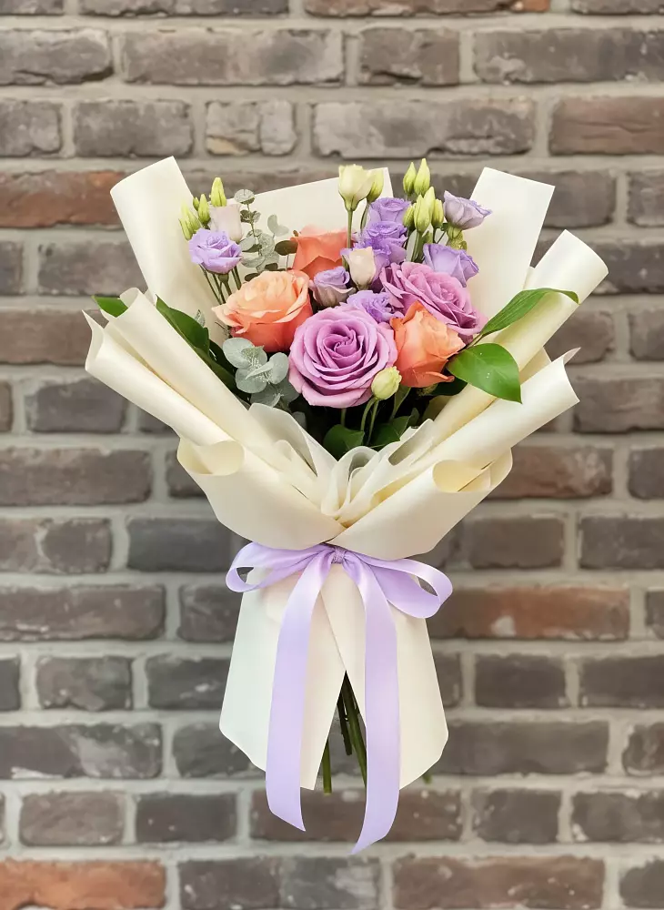 Букет цветов из: Лизиантусы и Розы в Новоалександровске