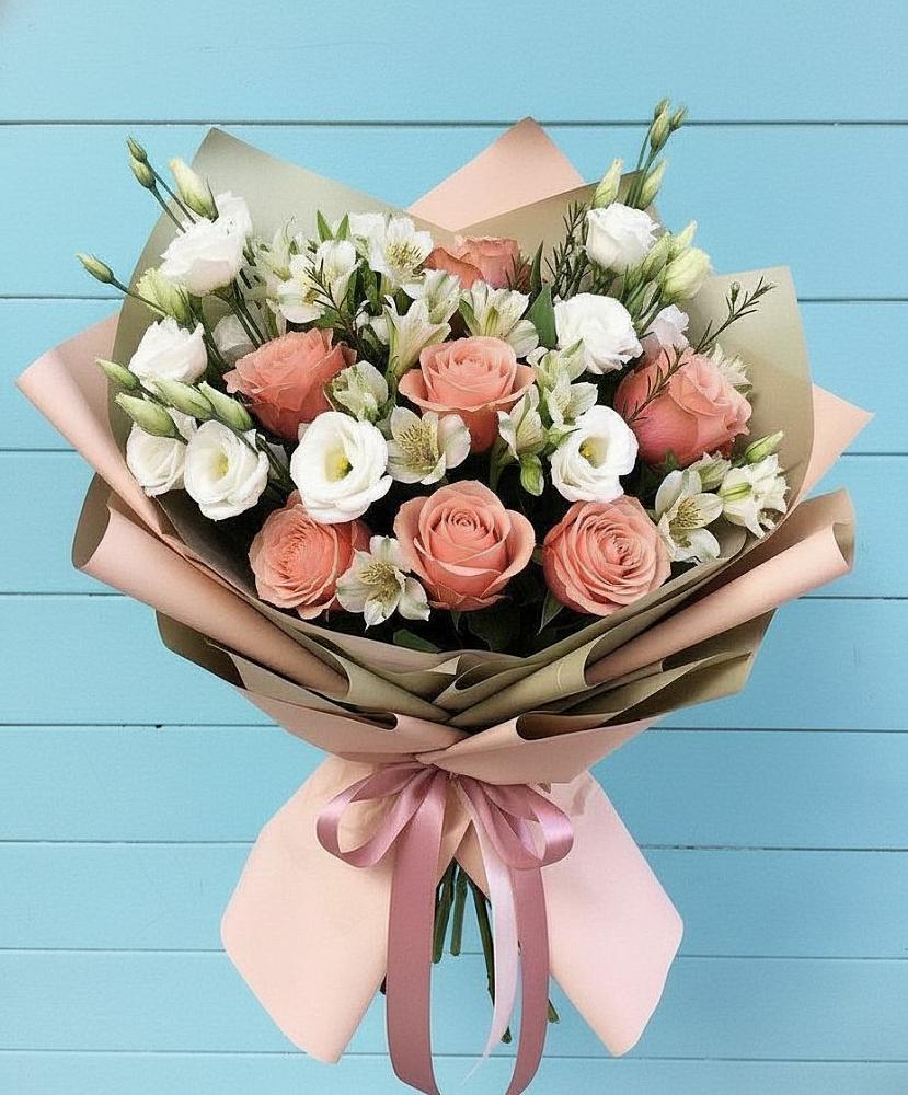 Букет цветов из: Розы, Альстромерии и Лизиантусы в Новоалександровске