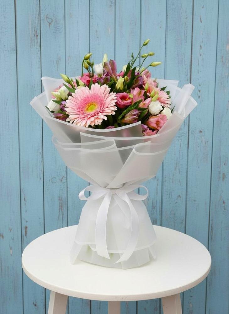 Букет цветов из: Герберы, Альстромерии и Лизиантусы в Новоалександровске