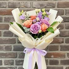 Букет цветов из:  Лизиантусы и Розы в Новоалександровске