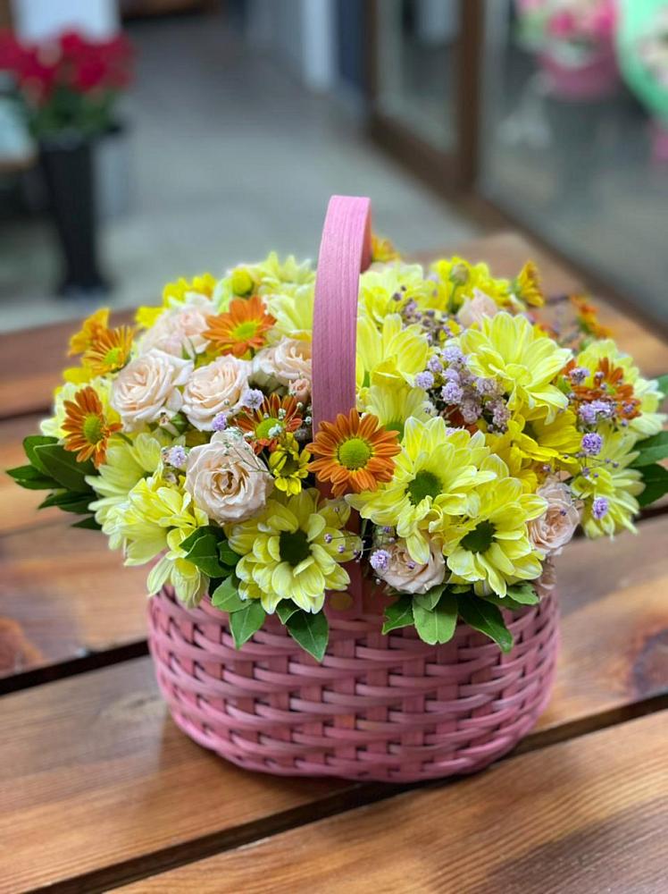 Цветочная композиция из Хризантемы и Розы в корзине в Новоалександровске