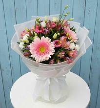 Букет цветов из:  Герберы, Альстромерии и Лизиантусы в Новоалександровске