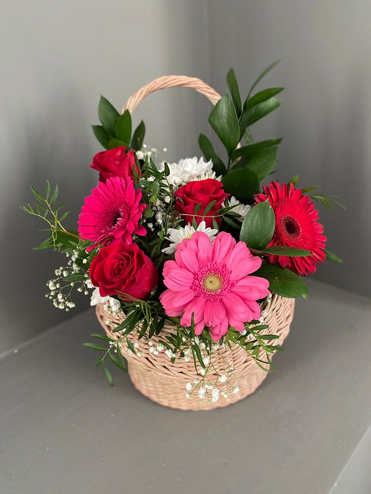Цветочная композиция из Розы, Хризантемы и Герберы в корзине в Новоалександровске