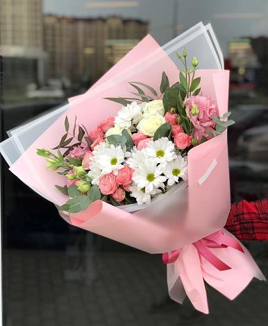Букет цветов из: Розы, Лизиантусы и Хризантемы в Новоалександровске